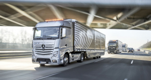 Zkušební jízda propojených vozidel Mercedes-Benz proběhla v Německu na dálnici A 52