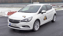Vítězný Opel Astra K jsme měli při různých příležitostech možnost testovat v kompletní paletě verzí včetně prototypů se zcela novými motory 1.6 TDCI BiTurbo/118 kW (viz str. 46). Snímek jednoho z vozů v továrním testovacím areálu Dudenhofen blízko Frankfurtu nad Mohanem. Všimněte si vylepených emblémů COTY 2016 Finalist…