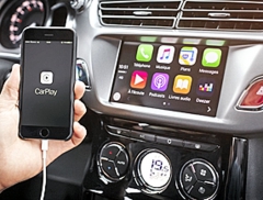 Multimediální systém má podle typu standardně nebo na přání rozhraní Mirror Screen, umožňující pracovat s protokoly Apple CarPlay (na fotografii) a Android Auto