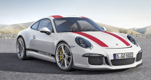 Příď pochází z verze GT3, vzadu 911 R postrádá pevný přítlačný spoiler a používá spoiler vysunovací z ­modelů 911 Carrera