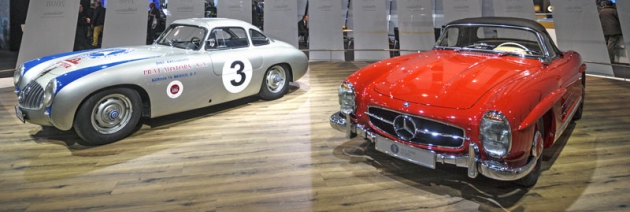 Rozsáhlá expozice Mercedesu nabídla 300 SL Gullwing v závodní verzi i jako silniční roadster