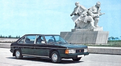 Snímek z dobového prospektu: Tatra 613 Speciál u památníku v Hrabyni