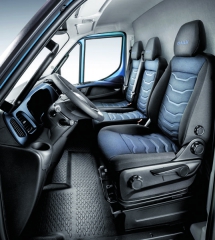 Modrá je rozhodně „dobrá“ a velmi příjemně dotváří pracovní prostor řidiče a posádky – nové potahy sedadel i polstrování přístrojové desky.