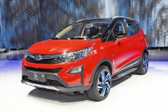 BYD S1 Yuan je moderní SUV vybavené hybridním pohonem, kde čtyřválci 1,5 l dělá společnost dvojice elektromotorů. Kompaktní, 4,32 m dlouhý model údajně ujede čistě na elektřinu až 70 kilometrů