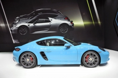 Po otevřeném 718 Boxster představilo Porsche verzi s pevnou střechou 718 Cayman, kterou taktéž pohání přeplňované ploché čtyřválce uložené před zadní nápravou