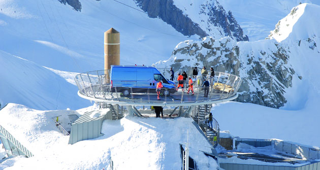 Daily čeká na svých „patnáct minut  slávy“ na vyhlídkové terase  pod masivem Mont Blanc.