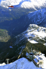 Dopravu novoučké dodávky Iveco Daily 35-160 HI-MATIC na vyhlídkovou terasu Punta Helbronner (3466 m) pod Mont Blanc si vzala na starosti posádka ve Švýcarsku registrované ruské helikoptéry Kamov Ka-32A12 HB-XKE společnosti HeliSwiss s domovským letištěm v Chambéry.
