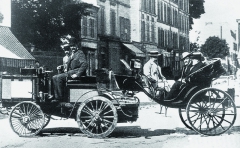 Albert de Dion za řídítky a Georger Bouton jako topič – to byla posádka silniční soupravy s parním tahačem, která se zúčastnila první jízdy automobilů v dějinách lidstva – Paříž-Rouen 1894.