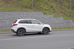 Verze Vitara S se od ostatních odlišuje maskou chladiče a červenými kroužky lemujícími projektory světlometů. Suzuki Vitara vypadá větší, než ve skutečnosti je. Měří 4175 mm, což je podobné jako u běžných hatchbacků nižší střední třídy