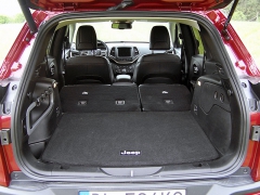 jeep - Zavazadlový prostor je dobře přístupný, ale je poněkud mělký