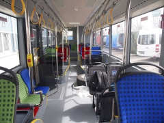 Interiér městského autobusu