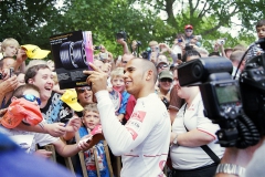 Lewis Hamilton je opravdu miláčkem diváků, na rozdíl od Sebastiana Vettela nebo Alaina Prosta se před nimi neukrývá a rozdává autogramy...