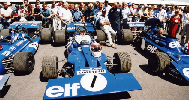 Jackie Stewart se v Goodwoodu vrátil za volant prvního Tyrrellu formule 1, který debutoval v sezoně 1970 (vůz postavil Derek Gardner tajně ve své garáži) Jackie Stewart se v Goodwoodu vrátil za volant prvního Tyrrellu formule 1, který debutoval v sezoně 1970 (vůz postavil Derek Gardner tajně ve své garáži)
