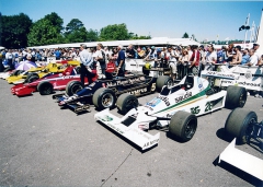 Legendy formule 1 ze sedmdesátých let, zprava Williams FW06 (1978), Lotus 79 (1978) a slavný Brabham BT46B Fan Car ­(dmychadlo vytváří přítlak k vozovce)