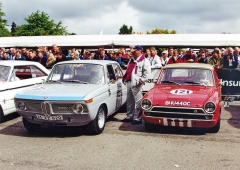 Dvě legendy velkých závodů cestovních automobilů, vlevo BMW 1800 Ti/SA, vpravo Ford Lotus Cortina Mk.I se čtyřválcem 1,6 l Twin Cam