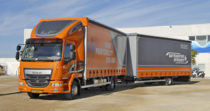 DAF LF 280 FA 4x2 s přívěsem nabízí obrovský využitelný objem pro přepravu lehkých materiálů