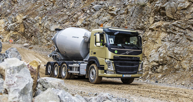 Volvo FMX 450 „tridem“ s třetí přizvedávanou a zatáčecí nápravou