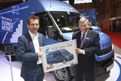 Zleva Pierre Lahutte, Brand, prezident společnosti Iveco, přebírá od šéfredaktora časopisu Top Van na veletrhu v Birgminghamu cenu za inovace v oblasti nákladních vozidel KEP za rok 2015 pro model Daily Hi-Matic