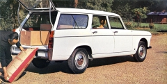 Verze kombi 404 Familiale Grand Luxe model 1967 (pro 5/6 cestujících), vpravo palubní deska 404 v provedení 1966