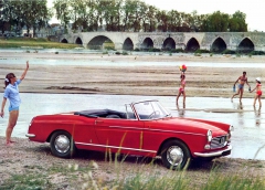 Peugeot 404 Cabriolet v první verzi s vyšší maskou přídě (model 1966)