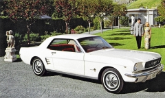 Klasický sportovní Ford Mustang Hardtop byl v roce 1966 od 2416 dolarů (za motor V8 se připlácelo 106 dolarů)