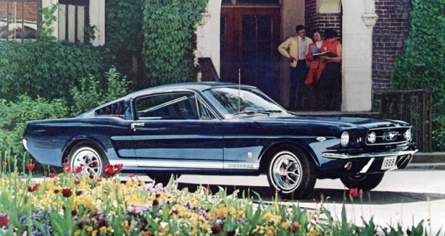 Legendární Mustang Fastback první generace, vyráběný od roku 1965