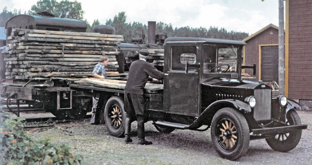 První nákladní automobil Volvo vyjel v roce 1928, byl to čtyřválec 28 HP Series 1 s užitečnou hmotností 1,5 tuny