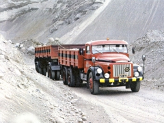 Volvo N88 6x4 jako sklápěč s přívěsem, poháněný přeplňovaným šestiválcem o výkonu 260 k DIN (191 kW) s osmistupňovou převodovkou