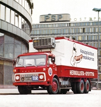 Volvo F86 s mrazírenskou nástavbou na třínápravovém podvozku 6x2; šestiválec TD70 o výkonu 207 k DIN (152 kW); model 1973