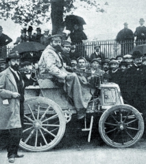 René de Knyff – vítěz závodu Paříž–Bordeaux 1898 (Criterium des Entraineurs) ve voze Panhard osazeném licenčně vyráběným motorem Daimler.