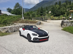 Abarth 124 Spider vyniká silnějším motorem a řadou specifických komponent