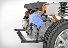 Platforma Volvo CMA je navržena pro spalovací motory, hybridní soustavy (zobrazeno) i čistě elektrický pohon (nahoře a vlevo). Přeplňované zážehové motory budou mít tři válce (zcela vlevo)