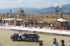 Lákadlem je vždy Florencie. Jediným vozem s českým řidičem byla krásná Siata Daina (vlevo)