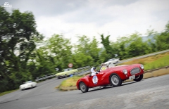 Ostrou zatáčku projíždí Cisitalia Colombo v provedení Spyder z roku 1948. Sportovní dvoumístný automobil dosahuje rychlosti až 150 km/h