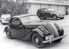 Kupé Popular Monte Carlo na snímku z léta 1936 – v ­pozadí stojí Peugeot 402