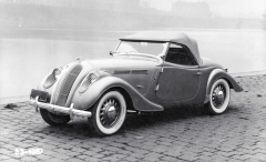 Šedomodrý roadster de luxe měl stejně jako kupé zaoblené mřížky na světlometech