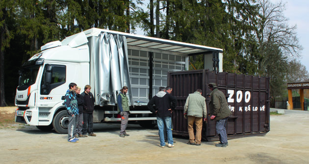 Debna na prevoz  hrocha váži 2500 kg,  s konkrétnym  „nájomníkom“  potom 3500 kg.