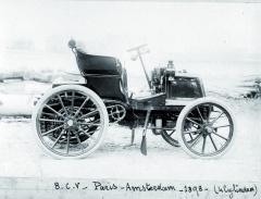 V závodě Paříž – Amsterodam v roce 1898 byly vozy Panhard et Levassor vybaveny volantem.