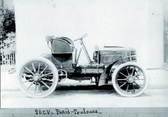 Panhard et Levassor s dvacetikoňovým motorem připravený na závod Paříž – Toulouse 1900.