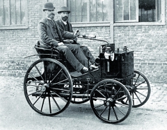 Emil Levassor (za řídítkem) nikdy neusnul na vavřínech, konstrukci svého automobilu neustále vylepšoval.