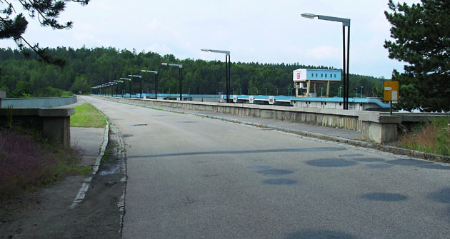 Koruna přehradní hráze je veřejnosti přístupná i vozidly.