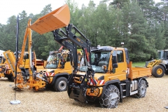 Čelní nakladač firmy Hauer může být osazen lopatou či například kleštěmi na balíky a Unimog s ním najde široké využití