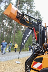 Čelní nakladač na Unimog nové generace má o 300 mm větší výšku zdvihu a je lépe integrován k podvozku