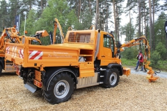 V prostoru za kabinou nosiče Unimog U430 byl kromě plošiny se sklopnými bočnicemi integrován naviják s tažnou silou 80 kN