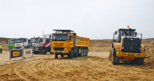 Vozy Tatra a nakladač Caterpillar