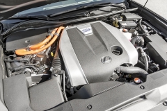 Lexus GS F v současnosti postrádá přímou konkurenci! Vyniká atmosféricky plněným osmiválcem a precizně naladěným podvozkem s rovnoměrným rozmístěním hmotnosti mezi nápravy. Motory typu GS jsou uloženy podélně nad přední nápravou (vlevo)