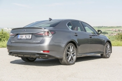 Nový Lexus GS se drží linií konvenčního tříprostorového cestovního sedanu, ale i v hybridním provedení 450h nabízí znamenité jízdní výkony a vlastnosti