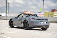 Nově řešená záď má průběžný horizontální pás s nápisem Porsche – nový poznávací znak vozů Porsche