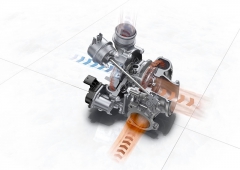 Turbodmychadlo s proměnnou geometrií rozváděcích lopatek a elektricky regulovaným obtokovým ventilem. Vpravo řez motorem verze „S“