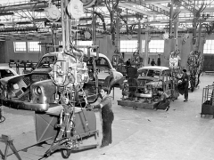 Montáž motorů do vozů Seat 1400 v továrně Zona Franca